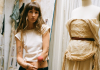 Ella Mae je návrhářka, která mění pravidla módy. Jak vypadá „anti-fashion fashion“?