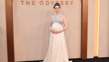 Tři premiéry, tři haute couture róby. Anne Hathaway během turné k filmu The Odyssey ukázala, proč patří mezi nejlépe oblékané ženy Hollywoodu