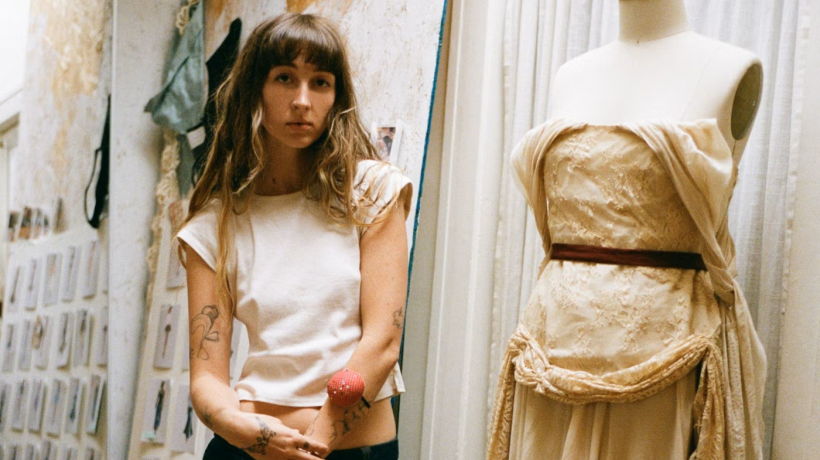 Ella Mae je návrhářka, která mění pravidla módy. Jak vypadá „anti-fashion fashion“?