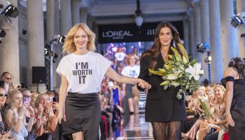 Aňa Geislerová ovládla molo v Karlových Varech. Beauty Fashion Show spojila českou módu se světovým glamour