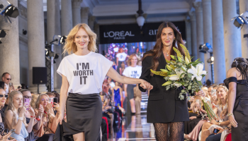 Aňa Geislerová ovládla molo v Karlových Varech. Beauty Fashion Show spojila českou módu se světovým glamour