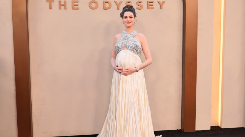 Tři premiéry, tři haute couture róby. Anne Hathaway během turné k filmu The Odyssey ukázala, proč patří mezi nejlépe oblékané ženy Hollywoodu