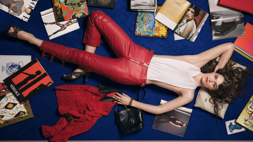 Versace se vrací ke svým ikonám. Kolekce Fall/Winter 2026 propojuje minulost s novou generací