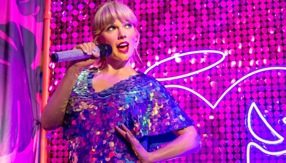 Taylor Swift řekla ano. Svatba roku patřila Dioru, Cartier i přehlídce světové módy