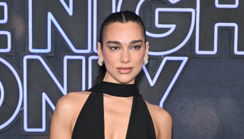 Dua Lipa zazářila v New Yorku. V zakázkové róbě Ferragamo nechala vyniknout milionové šperky Bvlgari