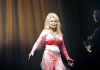Třpytky, vysoké podpatky a obří blond vlasy. Dolly Parton nikdy nechtěla být módní ikonou, přesto se jí stala