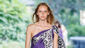 Šaty, které změnily ženský šatník, jsou zpět. Diane von Furstenberg se po devíti letech vrátila na NYFW