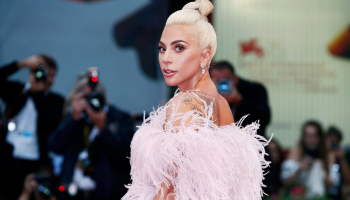 Kosmetika budoucnosti možná vzniká právě teď. Tajný projekt snoubence Lady Gaga pracuje se živou lidskou kůží