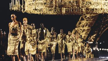 Konec jedné éry u Saint Laurent. Anthony Vaccarello se po deseti letech loučí ve velkém stylu