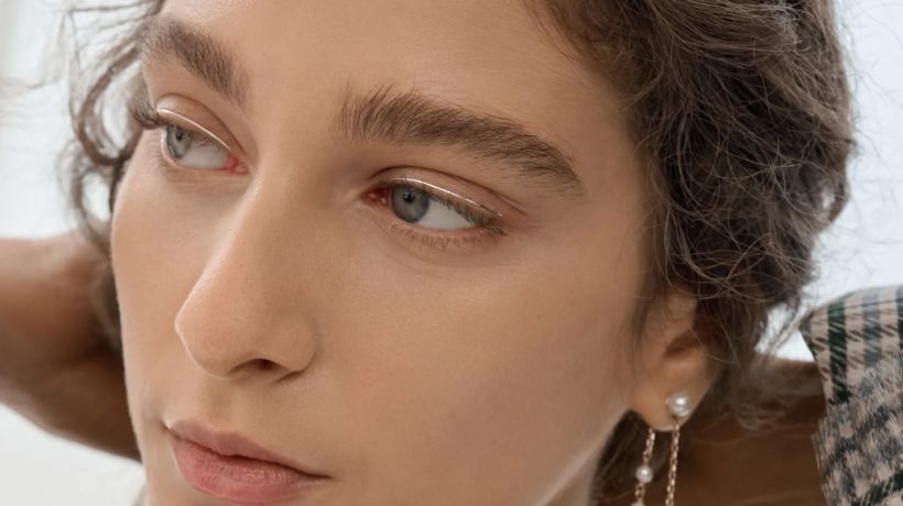 Paříž ukázala beauty trendy roku 2027. Růžové vlasy, stříbrné linky i záměrně nedokonalá manikúra