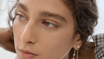 Paříž ukázala beauty trendy roku 2027. Růžové vlasy, stříbrné linky i záměrně nedokonalá manikúra