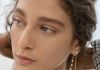 Paříž ukázala beauty trendy roku 2027. Růžové vlasy, stříbrné linky i záměrně nedokonalá manikúra