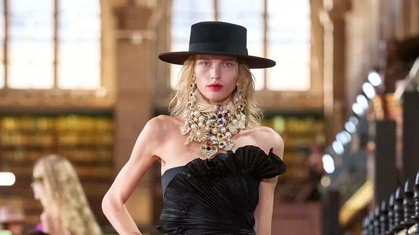 Valentino vrací do módy maximalismus. Korzety, obří šperky a barvy ovládly Paříž