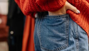 Barrel jeans už nejsou jen výstřelkem. Proč si módní svět zamiloval džíny s oblými nohavicemi?
