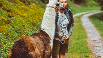 Sociální sítě mají na overturismu značný podíl, říká cestovatel Michal Petrů, který se snaží lidem ukázat i méně známá místa