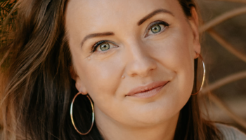 R --- Inspiraci na saunové procedury a sílu bylin našla i u indiánů v Kanadě. Nyní Leona Trunda Koledová na Moravě vyrábí Boží peelingy