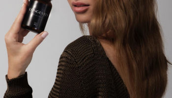 Topmodelka Pavlína Němcová uvádí svůj vlastní doplněk stravy, díky kterému odhaluje tajemství nadčasové krásy, jako dosažitelnou realitu