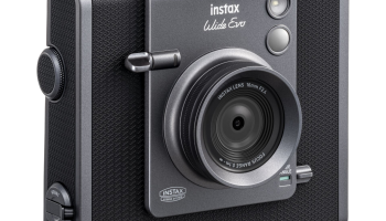 H -- Víme, jak kreativně zachytit své vzpomínky. FUJIFILM přináší na český trh hybridní instantní fotoaparát instax WIDE Evo