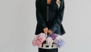 Simona Krainová spustila nový e-shop. Paroduje v něm známé ikonické značky a baví tím ženy v Česku i na Slovensku