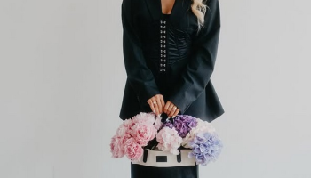 Simona Krainová spustila nový e-shop. Paroduje v něm známé ikonické značky a baví tím ženy v Česku i na Slovensku