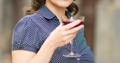 Košile s puntíky Esprit a tepláková růžová sukně od vicemiss Makedonie Kristiny Petkovic / foto: se svolením Gabriely Sedláčkové