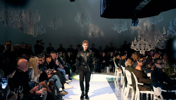 DEBBIE BROWN šokovala Strahov: Modelové seděli u hostiny, nešli po mole