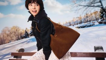 Elle Fanning a Charles Melton v hlavní roli vánoční kampaně Coach „The Gift for New Adventures“
