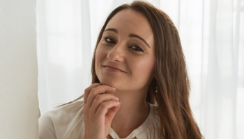 Přírodní kosmetika pracuje s tělem, ne proti němu, říká zakladatelka české přírodní kosmetiky Puaree Adriana Šoltésová