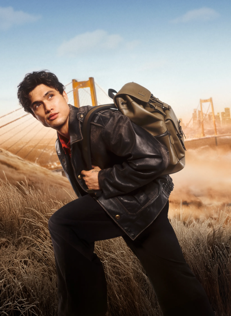 Charles Melton / foto: Dan Beleiu, se svolením značky COACH