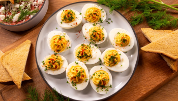 Silvestrovské menu, které potěší každého: Řepový hummus a ďábelská vejce s dijonskou hořčicí
