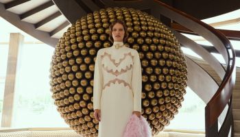 Karolína Čapková na obálce Vogue Portugal ukazuje českou eleganci v kulisách monumentální architektury