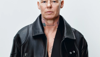 JW Anderson pro podzimní kolekci 2026 zvolil Kylie Minogue, zahradní nářadí i provokaci jménem „Porn“