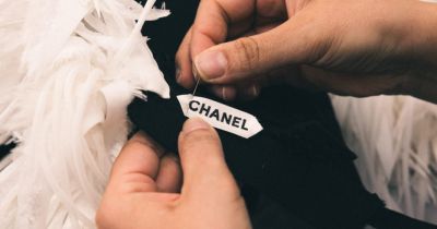 šaty Chanel pro Selenu Gomez na Zlaté glóby 2026
