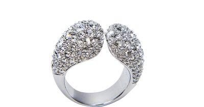 Stříbrný prstýnek s malými kamínky Swarovski