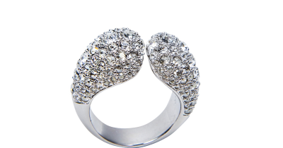 Stříbrný prstýnek s malými kamínky, obchod Swarovski