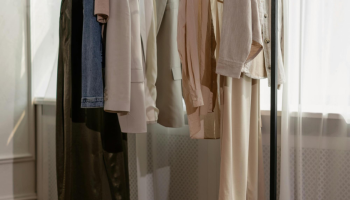 Nedělní rituál, který mění pondělky. Jak vás plánování outfitů zbaví ranní únavy