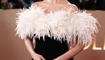 Výroba šatů pro Selenu Gomez na Zlaté glóby 2026 trvala 323 hodin