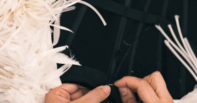 šaty Chanel pro Selenu Gomez na Zlaté glóby 2026