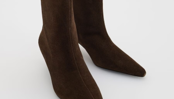 Čokoládově hnědý denim. Nový neutrální základ zimního šatníku, protože tyhle džíny si zamilujete