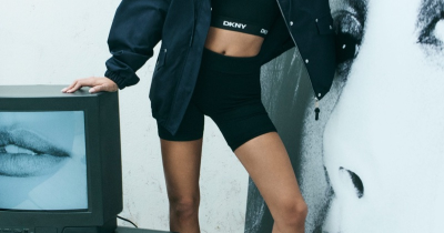 Hailey Bieber v jarní kampani DKNY / foto: se svolením DKNY