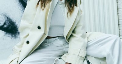 Hailey Bieber v jarní kampani DKNY / foto: se svolením DKNY