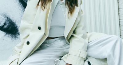 Hailey Bieber v jarní kampani DKNY / foto: se svolením DKNY