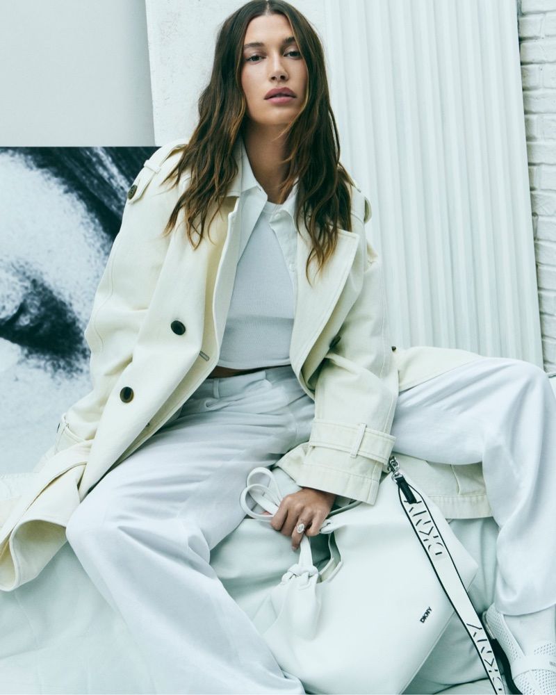 Hailey Bieber v jarní kampani DKNY / foto: se svolením DKNY