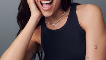 Královna červeného koberce? Dua Lipa na Berlinale předvedla dokonalý glamour moment a zároveň se stala tváří ikonického domu
