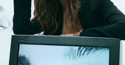 Hailey Bieber v jarní kampani DKNY / foto: se svolením DKNY