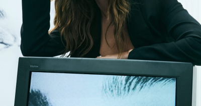 Hailey Bieber v jarní kampani DKNY / foto: se svolením DKNY