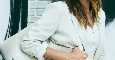 Hailey Bieber v jarní kampani DKNY / foto: se svolením DKNY