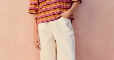 Zalando - CROP BARREL LEG - Džíny Relaxed Fit - ecru 870 Kč