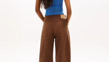 Šedá, růžová, bílá i hnědá? Džíny dostávají novou tvář