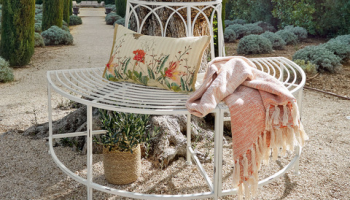 Tipy pro dokonalé letní zázemí od pohodlného posezení přes praktické detaily  až po dekorace plné kouzla